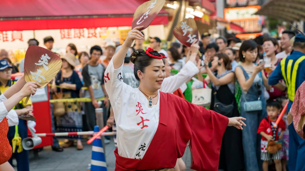 Best Time to Visit Japan: Japanese performers dancing traditional Awaodori dance in the famous Koenji Awa Odori festival